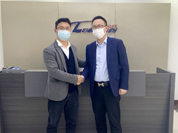 过硬品质火爆热销,新疆哈密魔方大酒店曹总来厂订购一台镭豹360洗车机