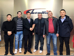 卓越品质畅销海外市场,意大利意美克公司来厂订购两台镭翼SG仿形智能无接触洗车机