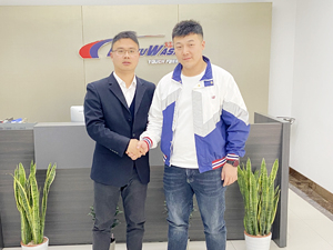 好产品再远也值得购买,内蒙古牙克石市吕总来厂订购一台镭豹360锐意型洗车机