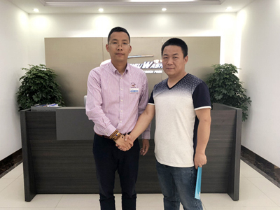 五月钜惠活动倒计时,恭喜新疆省巴音郭勒盟焉耆县振华机械何总来厂订购一台镭豹360锐意型炫彩镀膜风干一体机