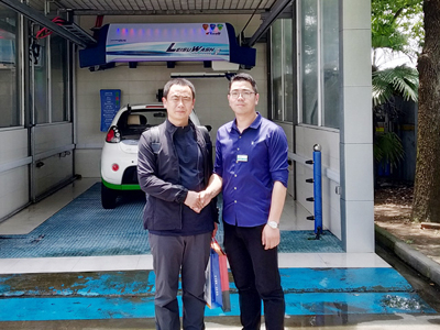好品质订单源源不断,甘肃省嘉峪关马总来厂订购一台镭豹360炫彩型洗护一体机