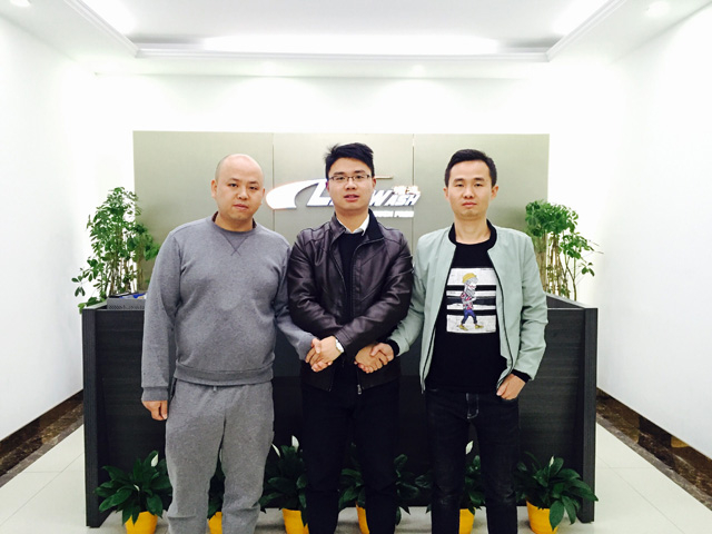 三年包修质量过硬,湖南省怀化市陈总来厂考察现场订购一台镭豹360炫彩型洗护一体机