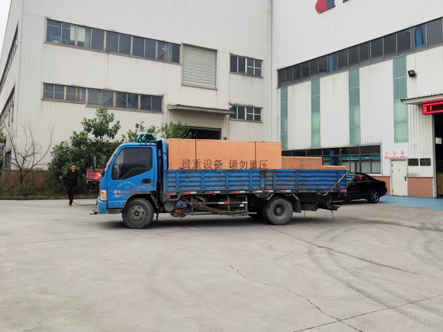 发货现场,镭鹰S90洗车机发往陕西省渭南市众泽汽车贸易公司
