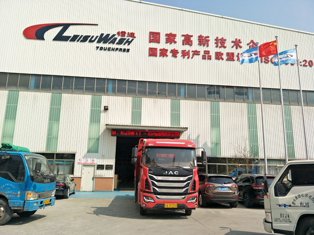订单繁忙发货有序,镭豹360炫彩型洗车机发往新疆库尔勒机场