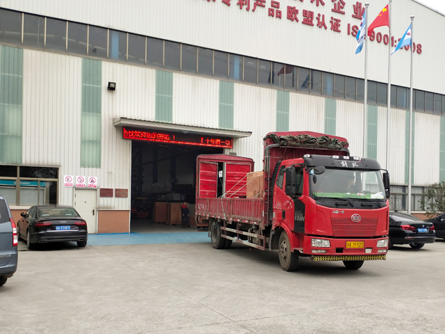 订单繁忙发货有序,镭豹360炫彩型洗车机发往浙江省宁波市骐源车友汇