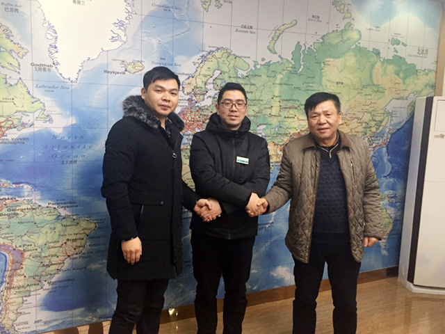 新年伊始迎来销售热潮,湖北省武汉市李总来厂订购一台镭鹰S90自动洗车机