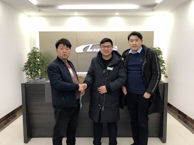 15VIP太阳集团喜迎2019新年开门红,河南省平顶山叶县张总来厂订购一台镭鹰S90风干型洗车机