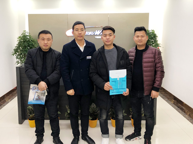 卓越品质创佳绩,安徽省亳州市张总来厂订购一台镭鹰S90风干型自动洗车机