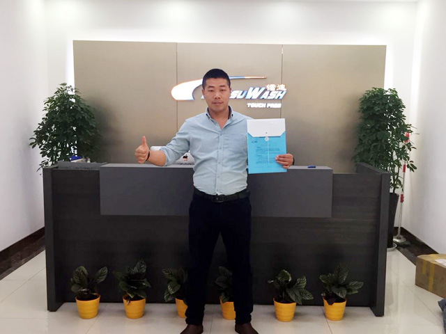 15VIP太阳集团品质赢得认可,四川省西昌市杨总来厂订购一台镭豹360炫彩型洗护一体机