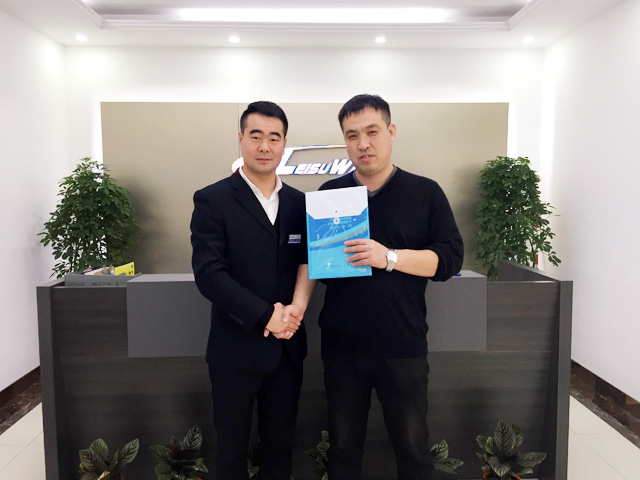 品质铸就热销,山东省莱州市车立影汽车生活馆季总来厂订购一台镭豹WIN5镀膜风干一体机