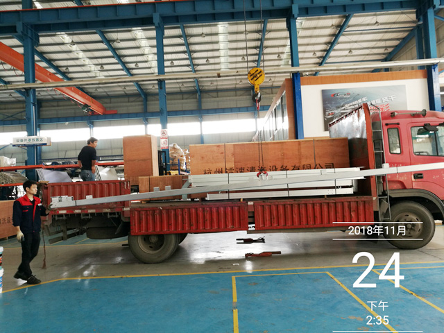 发货现场:镭豹360炫彩型洗车机发往陕西省渭南市