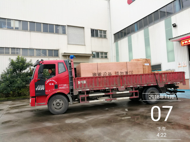 发货现场:镭豹360炫彩型洗车机发往青海省西宁市