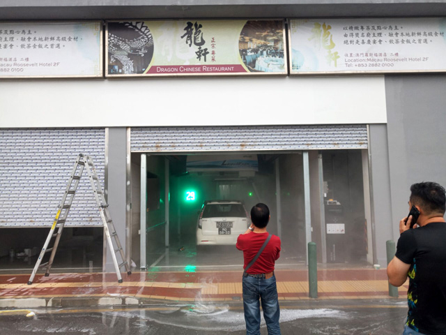 镭豹360炫彩型洗车机在中国澳门安装完成投入使用!