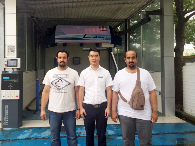 卓越品质畅销海外市场,沙特客户Hucuein来厂考察,现场签订一台镭豹360炫彩型洗护一体机