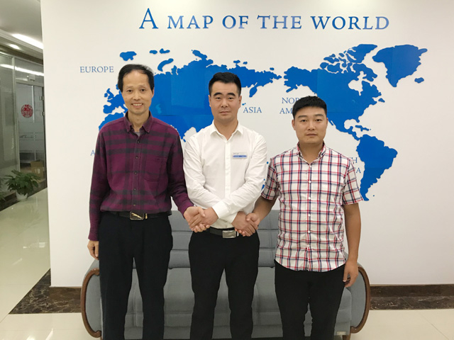 百万豪礼感恩钜惠,杭州市桐庐吴总来厂订购一台镭豹WIN5镀膜风干一体机