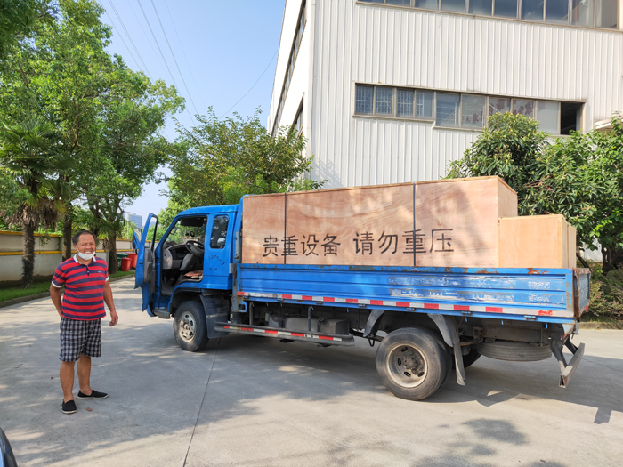 产品好发货快,两台镭鹰S90洗车机发往河南省信阳市罗山县老虎山加油站