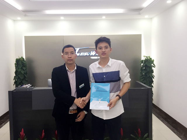 卓越品质海外市场突飞猛进,马来西亚王先生订购一台镭豹360炫彩型洗护一体机