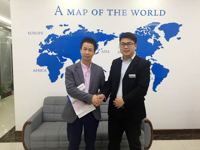 畅销热卖好品质,四川省成都市刘总现场订购一台镭豹WIN5镀膜风干一体机