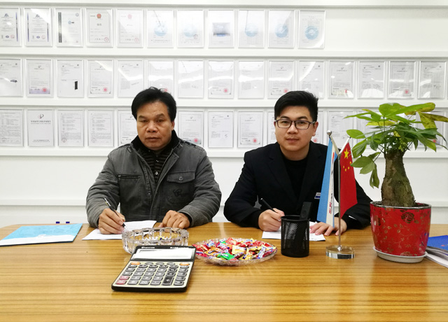 好产品,广东省客户慕名而来,订购一台镭豹X1电脑洗车机