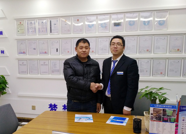考察再考察,15VIP太阳集团品质赢得徐州客户信赖 现场订购一台镭豹Sword X1全自动电脑洗车机。