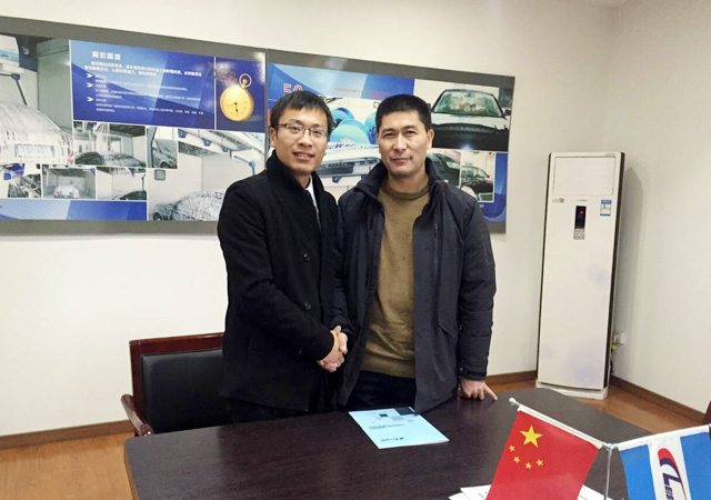 金鸡报晓迎新年,青海省西宁市客户订购一台镭豹360极速型洗车机
