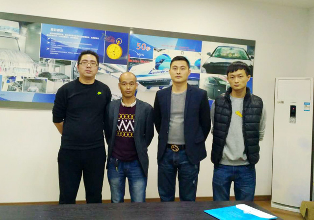 选对品牌 成就梦想,福建省漳州客户订购镭豹360炫彩型洗车机