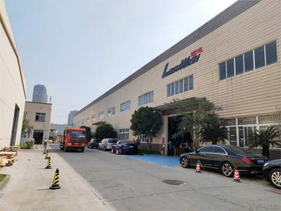 发货现场,镭豹360锐意型洗车机发往四川省江油市重华加油站
