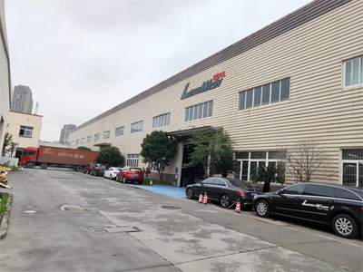 发货现场,三台镭鹰X1自动洗车机发往广东省清远市佰加乐加油站