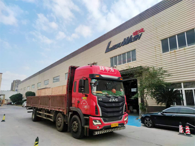 发货现场,两台镭豹360锐意型洗车机发往内蒙古通辽市鲁新加油站