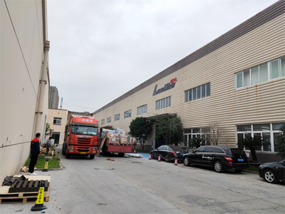 海外发货现场,五台镭豹360锐意型洗车机发往南美洲智利COMERCIAL