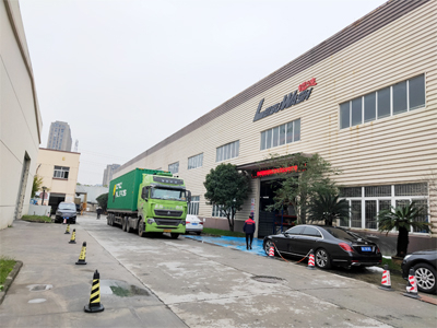 海外发货现场,五台镭豹360炫彩型全自动洗车机发往俄罗斯莫斯科