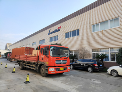 发货现场,镭鹰X1自动洗车机发往山东省青岛市中国石化加油站