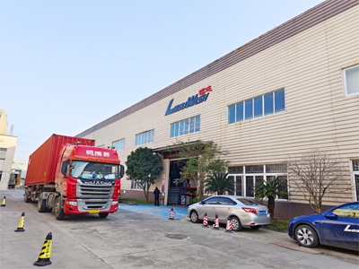 海外发货现场,两台镭翼SG仿形高压无接触洗车机发往乌克兰基辅Avtovin