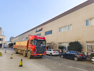发货现场,两台镭翼SG仿形高压无接触洗车机发往广东省惠州市中国石油加油站