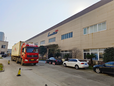 海外发货现场,镭豹360炫彩型全自动洗车机发往南美洲智利