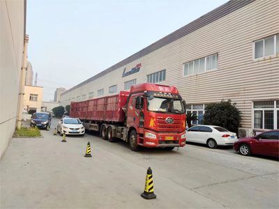 发货现场,两台镭翼SG仿形高压无接触洗车机发往广东省肇庆市和梅州市中国石油加油站