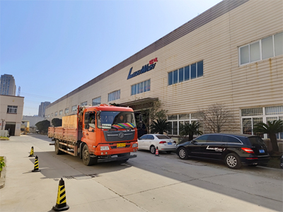 发货现场,镭豹360锐意型洗车机发往浙江省舟山市特殊教育学校