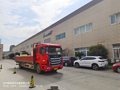 海外发货现场,镭豹360锐意型全自动洗车机发往马来西亚HMR