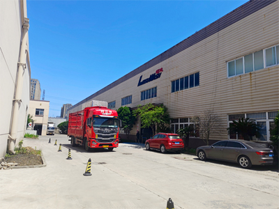 发货现场,镭翼DG仿形高压无接触洗车机发往江苏省镇江市某行政单位