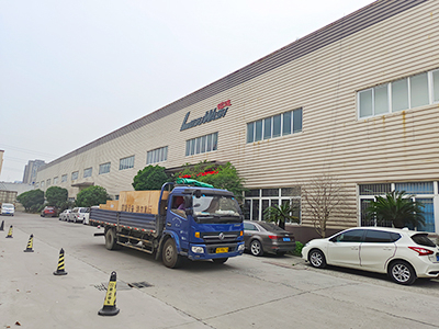发货现场,镭鹰S90洗车机发往福建省宁德市中化石油滨海加油站