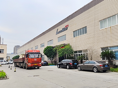 海外发货现场,镭豹360锐意型全自动洗车机发往哈萨克斯坦