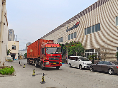 海外发货现场,两台镭翼SG仿形高压无接触洗车机发往韩国首尔