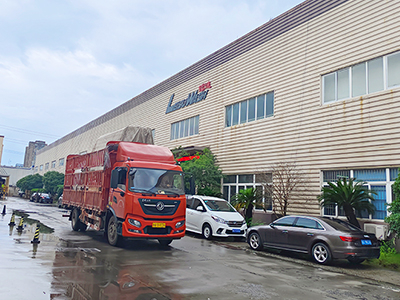 发货现场,镭翼DG仿形高压无接触洗车机发往杭州市