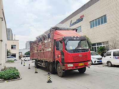 发货现场,两台镭翼DG仿形高压无接触洗车机发往上海市中化石油加油站