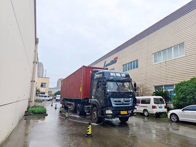海外发货现场,两台镭翼SG仿形高压无接触洗车机发往乌克兰