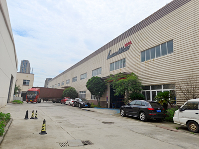 海外发货现场,两台镭翼SG仿形高压无接触洗车机发往俄罗斯奥廖尔市
