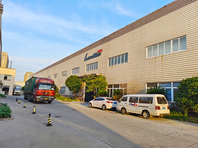 海外发货现场,两台镭翼SG仿形高压无接触洗车机发往韩国首尔
