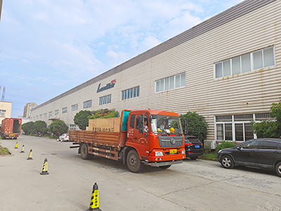 发货现场,镭鹰S90旗舰型洗车机发往山东省东营市万事达加油站