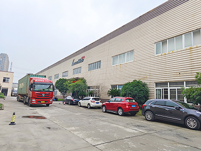海外发货现场,五台镭豹360炫彩型全自动洗车机发往俄罗斯莫斯科