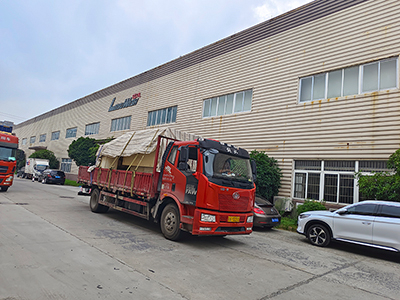海外发货现场,镭翼DG仿形高压无接触洗车机发往俄罗斯远东地区